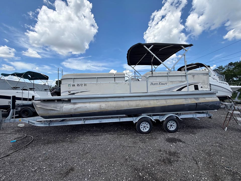 2013 Parti Kraft 2486 Pontoon 24’ - 2013 yamaha four stroke $6,999